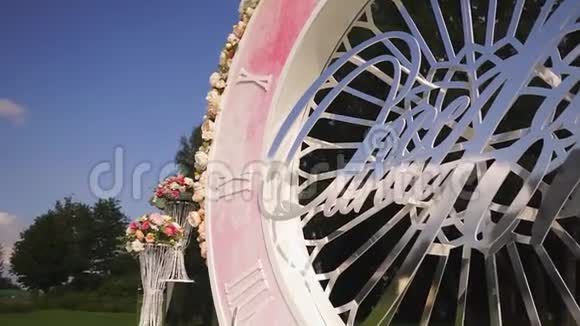 婚礼用模糊背景的人造花束装饰视频的预览图