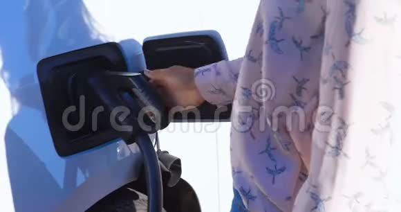 女子充电电动车充电站4k视频的预览图