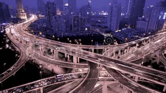时间流逝交通灯迹和车辆在夜间立交桥视频的预览图