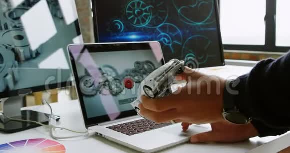 办公桌用笔记本电脑的汽车设计师视频的预览图