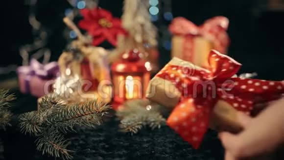 手上放着一个圣诞礼盒圣诞球上放着辉光灯背景视频的预览图