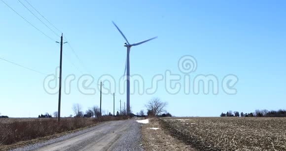 风力涡轮机沿乡村道路4K视频的预览图