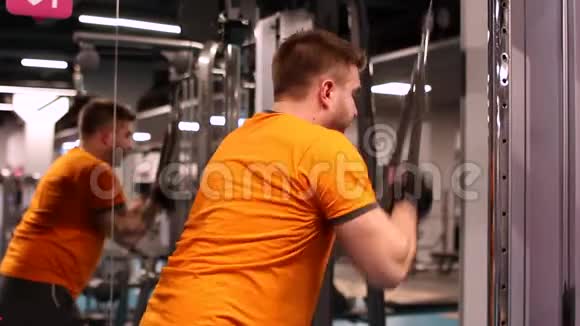 一个人在健身房为三头肌做运动视频的预览图