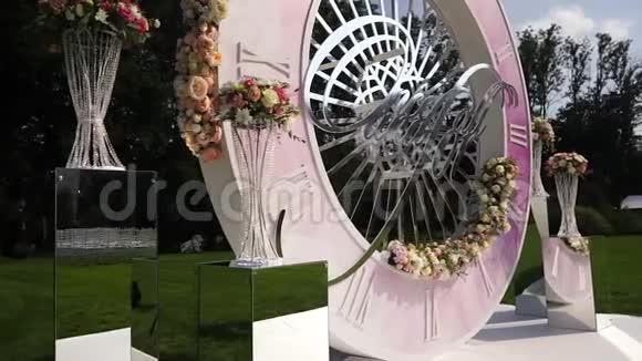 带有模糊背景的婚礼人工花束装饰视频的预览图