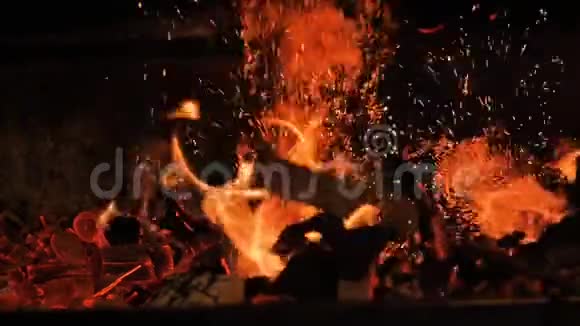 燃火特写壁炉视频的预览图