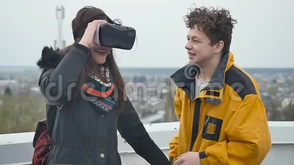 两个快乐的青少年在屋顶上使用虚拟现实眼镜视频的预览图