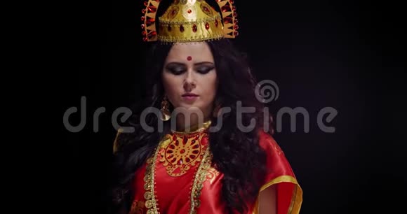 拉克什米女神穿着印度传统服装黑色背景4k视频的预览图