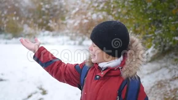 男孩抓住雪花视频的预览图
