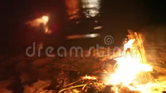 经典的篝火在夜晚的河边燃烧着熊熊的火焰视频的预览图