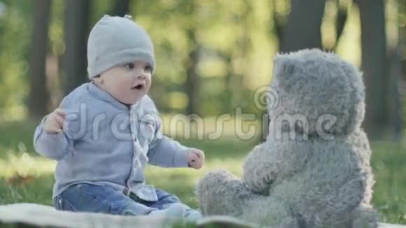 可爱的小宝宝玩玩具熊视频的预览图