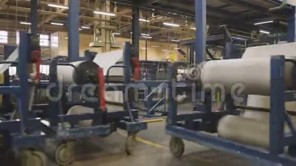 工厂手推车上的轧辊加固纺织品视频的预览图
