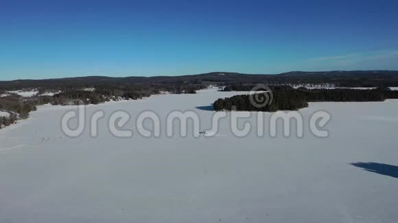 带冷冻湖无人机镜头的景观视频的预览图