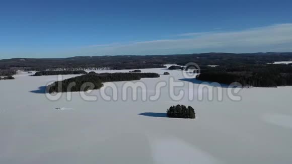 冷冻湖冬季无人机镜头视频的预览图