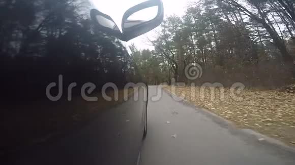 旧豪华轿车的细节拍摄车内路面反光森林道路镜像视频的预览图