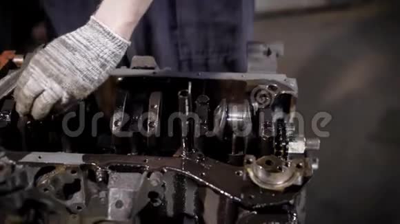 人的双手合拢戴着汽车手套工作人们用钥匙修理化油器视频的预览图