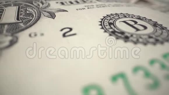 一张美元钞票在桌子上旋转视频的预览图