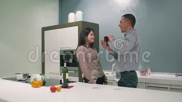 他在家里向女友求婚视频的预览图