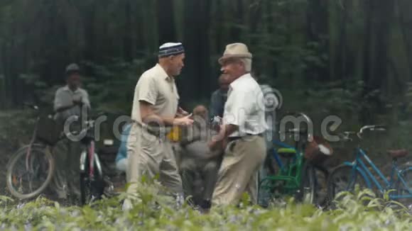 两个愉快的老人在公园里跳舞视频的预览图