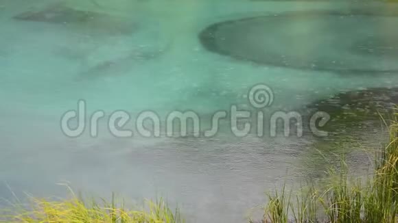 雨水滴在水上阿勒泰山的蓝色间歇泉湖西伯利亚俄罗斯视频的预览图