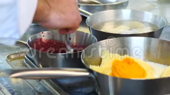 一名专业厨师用不锈钢在餐厅的厨房准备食物筹备工作视频的预览图