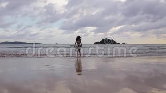 穿着裙子走在海边的女孩视频的预览图