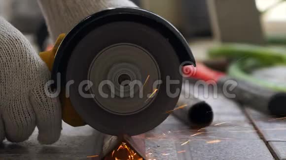机械手使用电动磨床用火灯闪烁切割钢材视频的预览图
