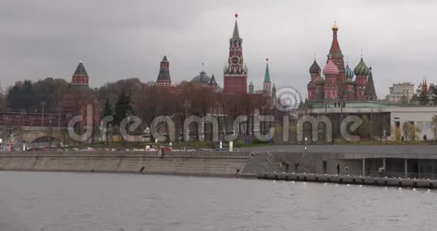 乌云密布的夏日莫斯科河湾克里姆林宫的时代视频的预览图