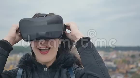 年轻女孩戴上虚拟现实眼镜竖起大拇指视频的预览图