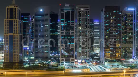 朱美拉湖的鸟瞰图在整个晚上都是摩天大楼交通在谢赫扎耶德路上视频的预览图