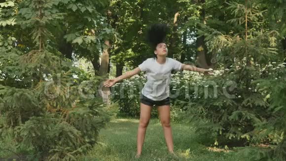 迷人的黑发在公园早上做体育锻炼视频的预览图