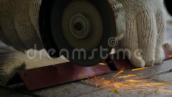 机械手使用电动磨床用火灯闪烁切割钢材视频的预览图