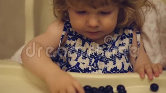 一个小女孩在吃浆果慢动作视频的预览图