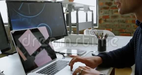 汽车设计师使用笔记本电脑办公桌4k视频的预览图