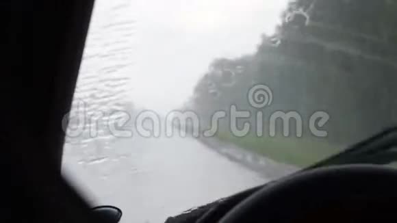 在雨下开车视频的预览图