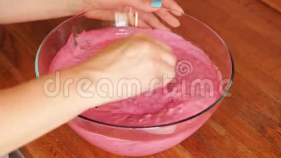 女人在木桌上的玻璃碗里准备冷甜菜根汤视频的预览图