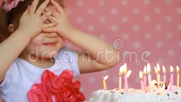 可爱快乐的孩子许愿在聚会上吹灭生日蛋糕上的蜡烛有趣的小女孩a的概念视频的预览图