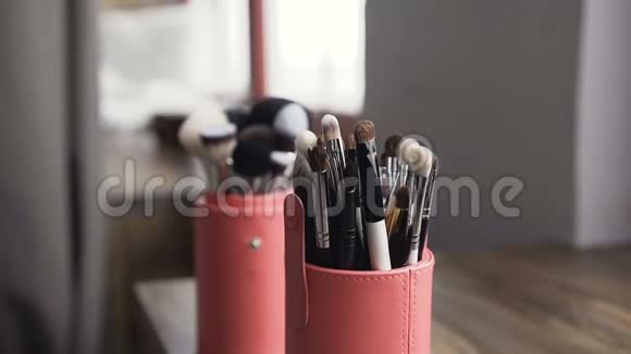 化妆室桌子上的化妆刷专业化妆工具一套刷子化妆师做化妆视频的预览图