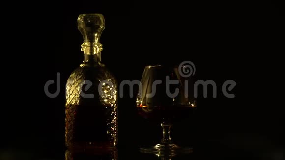 一个杯子和一个带有白兰地的装饰器被放在展示桌上视频的预览图