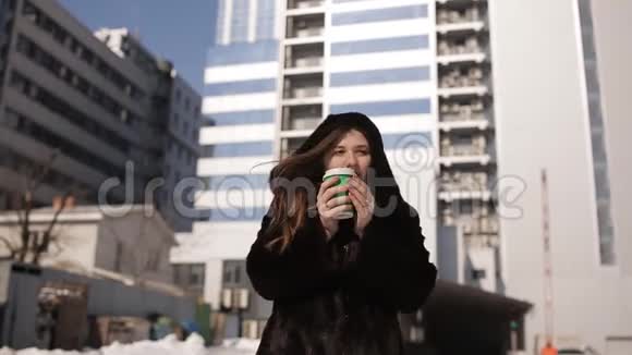 穿着毛皮外套的女孩冬天温暖的芳香咖啡视频的预览图