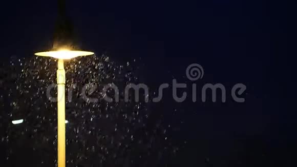 降雪与燃烧蜡烛的永世花环视频的预览图