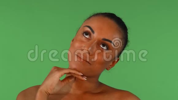 成熟的非洲女人轻轻抚摸她的皮肤视频的预览图