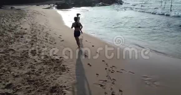 在热带海滩跑步的朋友视频的预览图