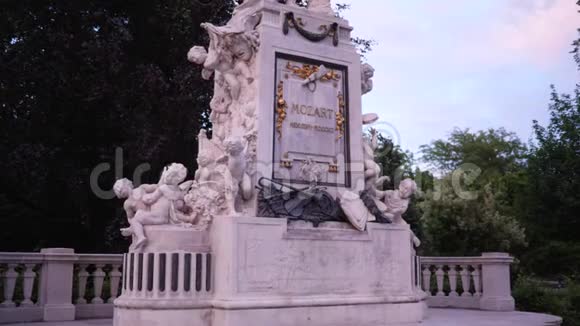 历史景点市中心的莫扎特大理石雕像视频的预览图