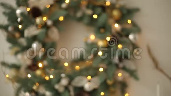 时尚的白色圣诞内部装饰金色玩具花环充满灯凸起和灯除夕夜视频的预览图
