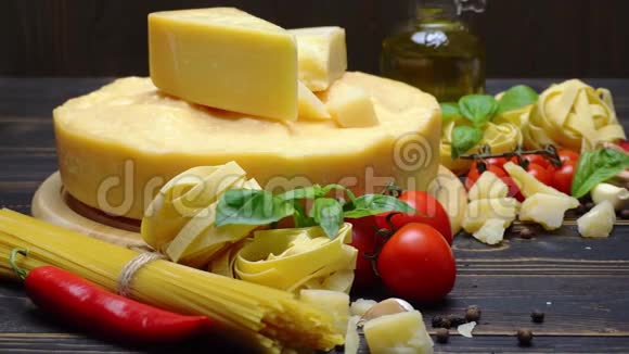 意大利传统食品视频帕尔马干酪意大利面番茄和橄榄油视频的预览图