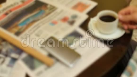 商务人士在酒店大堂喝咖啡和阅读早间新闻视频的预览图