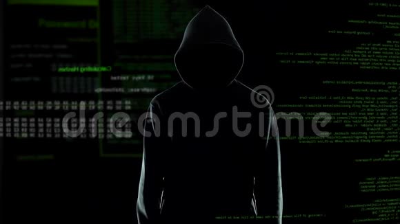 穿着帽衫的男性黑客剪影站在动画电脑代码前视频的预览图