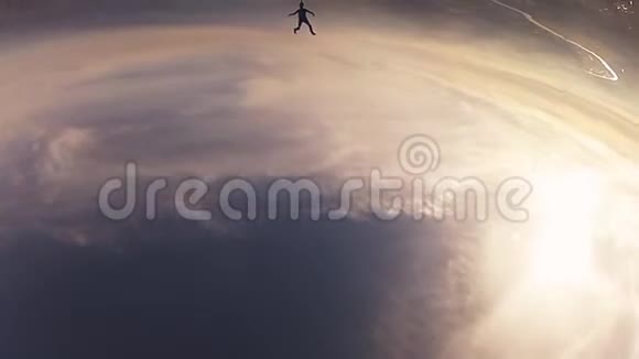 傍晚在多云的天空中飞行身高景观打开降落伞视频的预览图