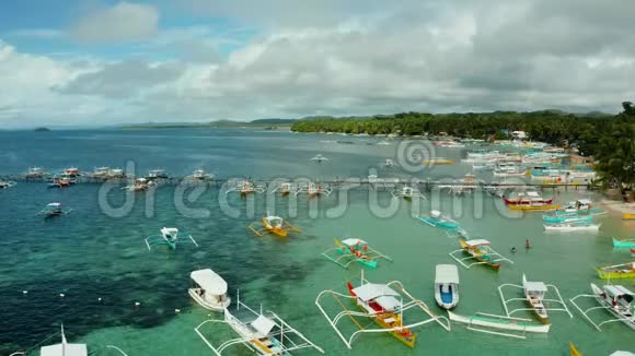 城市将军露娜在西高岛海岸有船的码头有船的海洋景观视频的预览图