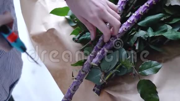 花商用一种修剪器剪下多余的大枝视频的预览图